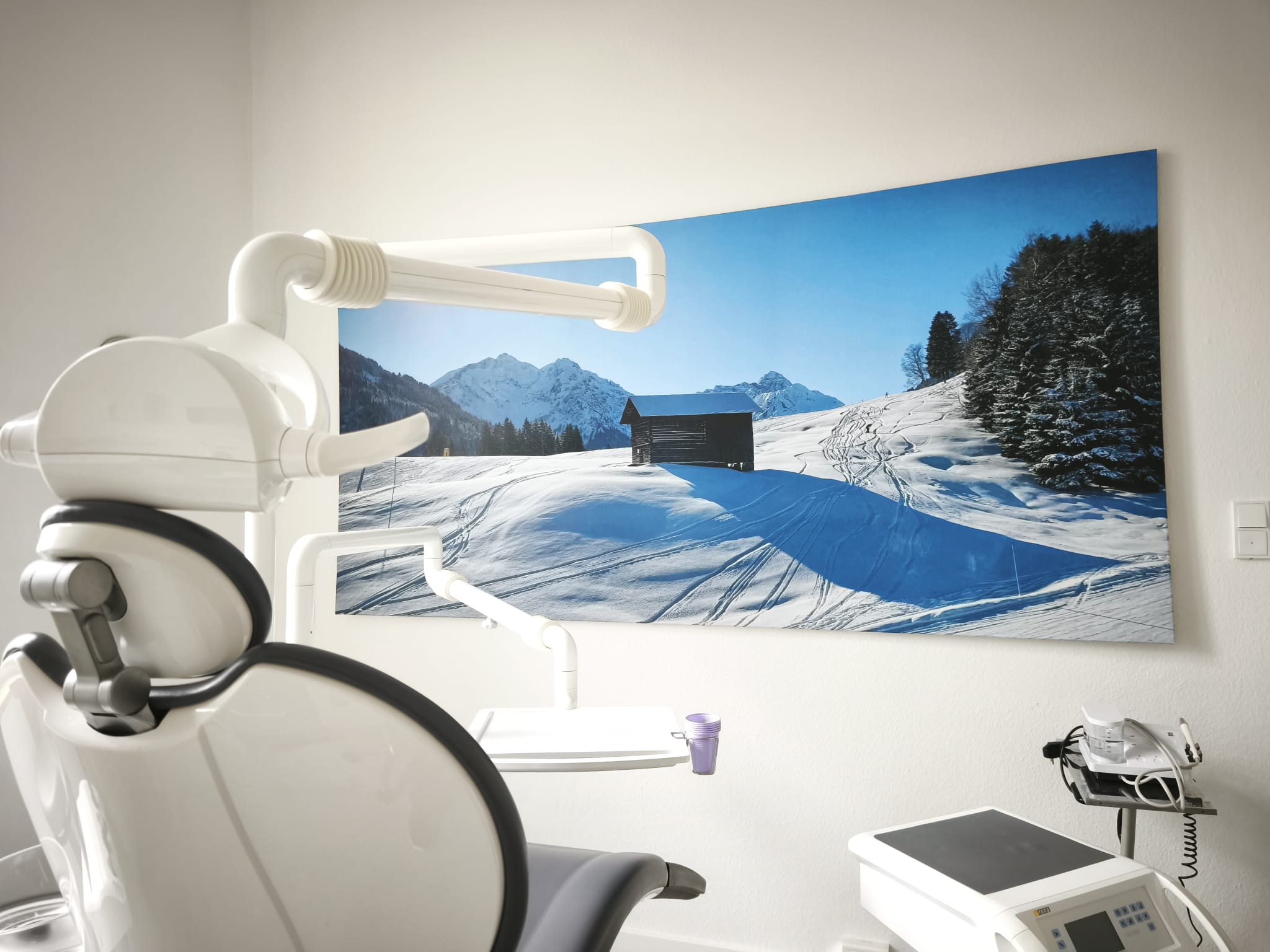 Behandlungszimmer mit grauem Behandlungsstuhl