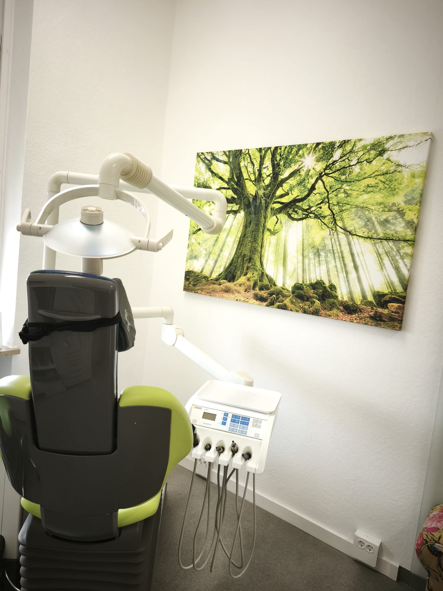 Behandlungszimmer mit grünem Behandlungsstuhl
