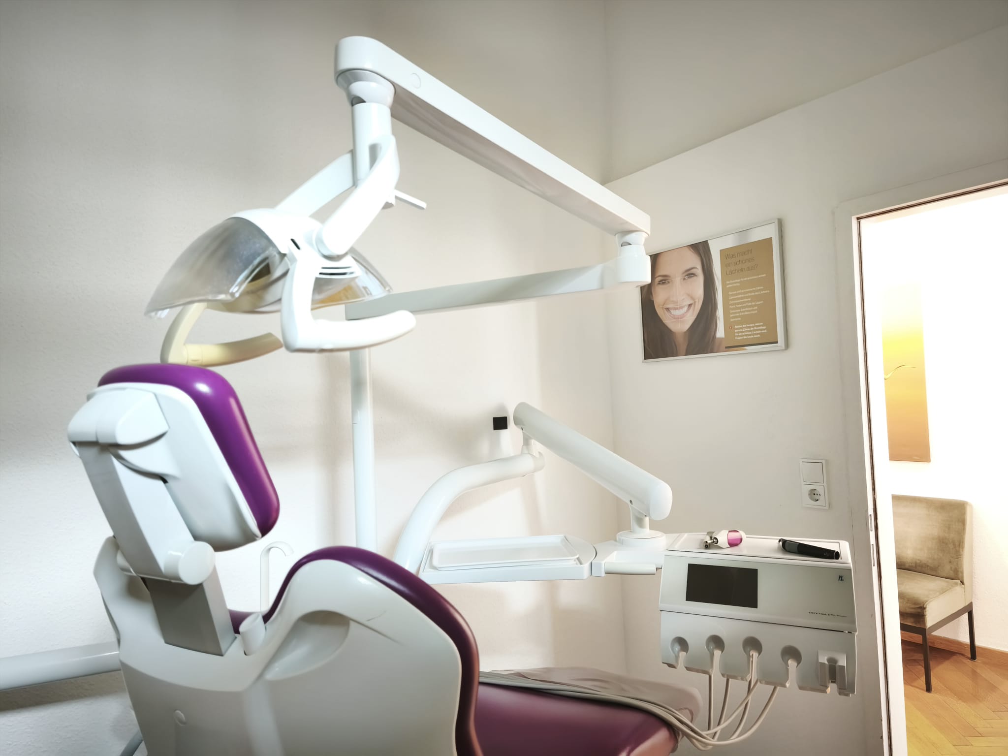 Behandlungszimmer mit rosa Behandlungsstuhl