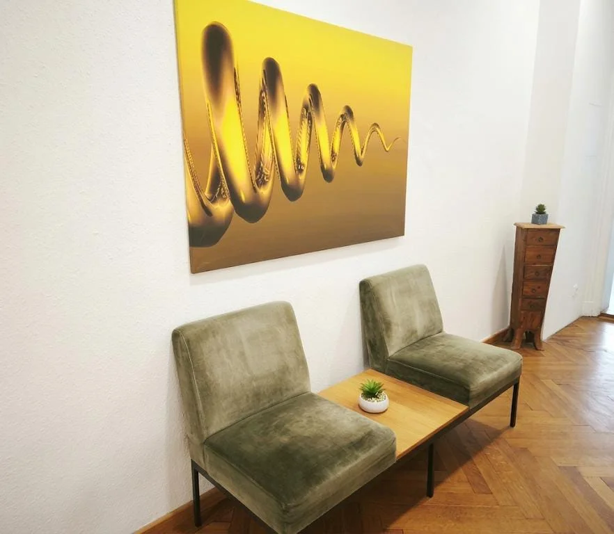 Wartebereich mit Polstersesseln